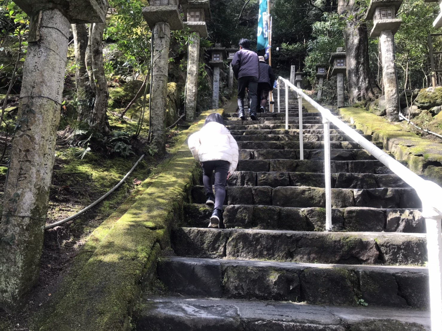 境内までの八百余段の石段